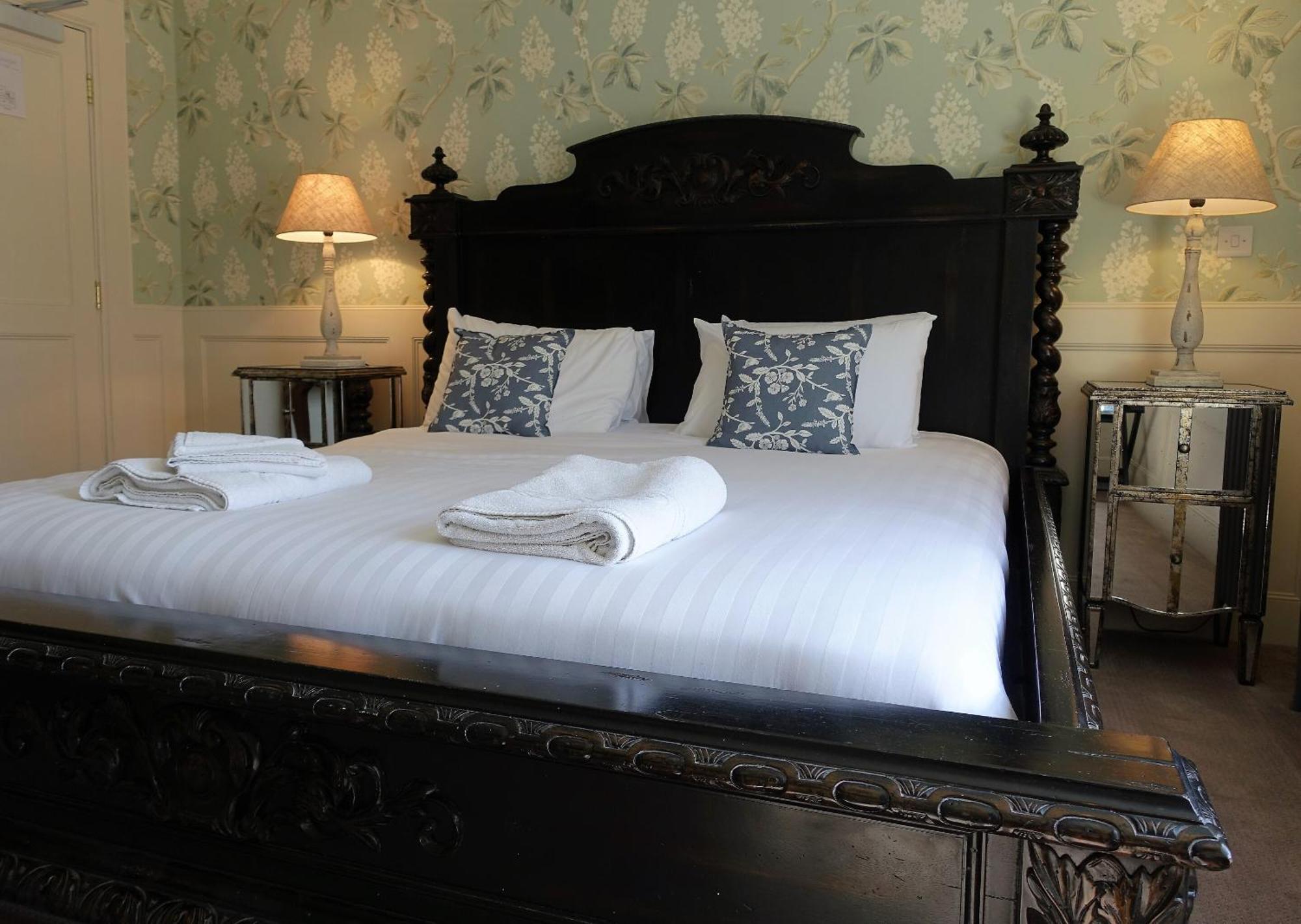 One Holyrood Hotel & Cafe Newport  Room photo